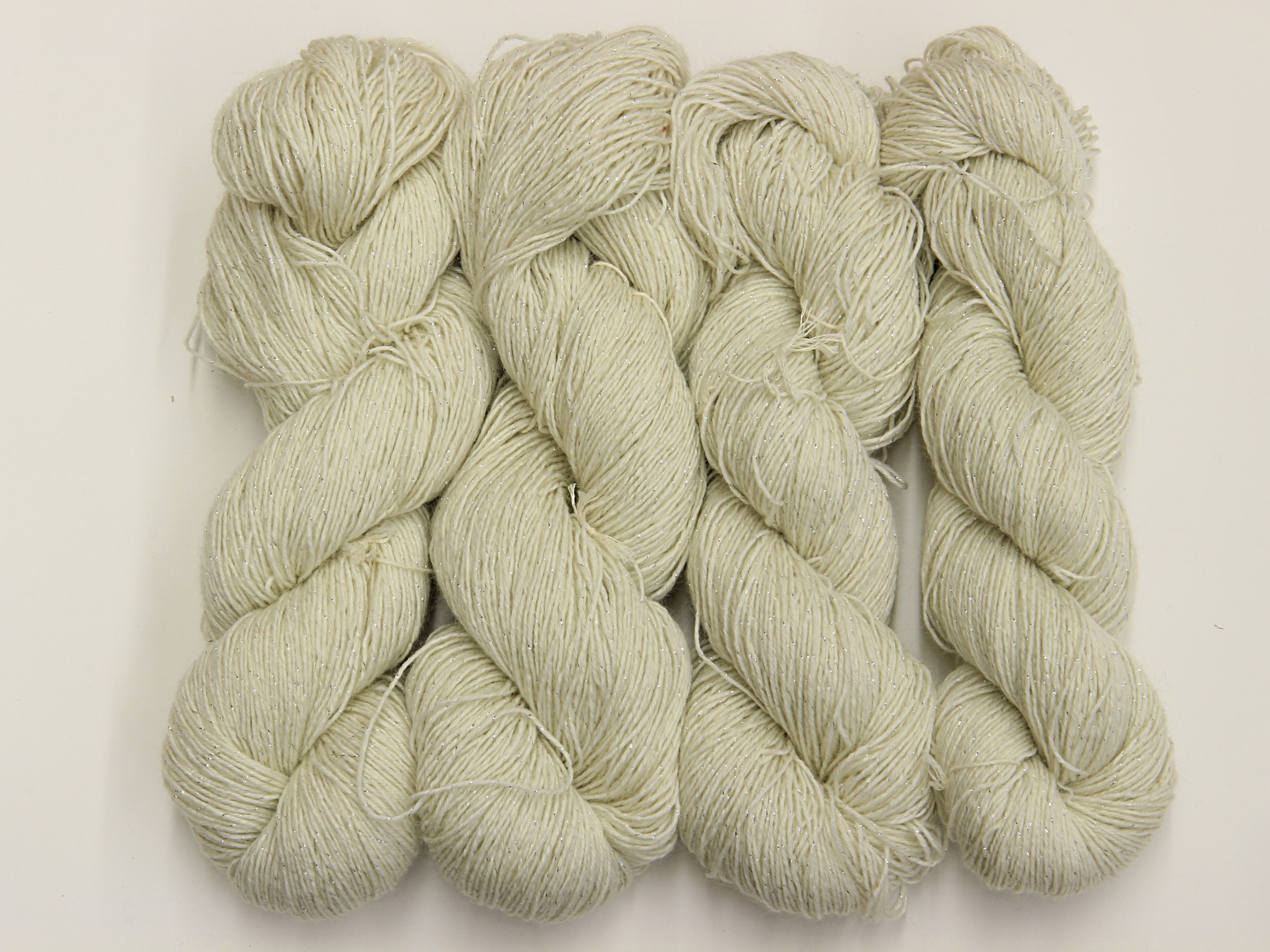 Las Vegas mit Glitzer 400m 71% Wolle (superwash) - 24% Polyamid - 5% Polyester - naturw