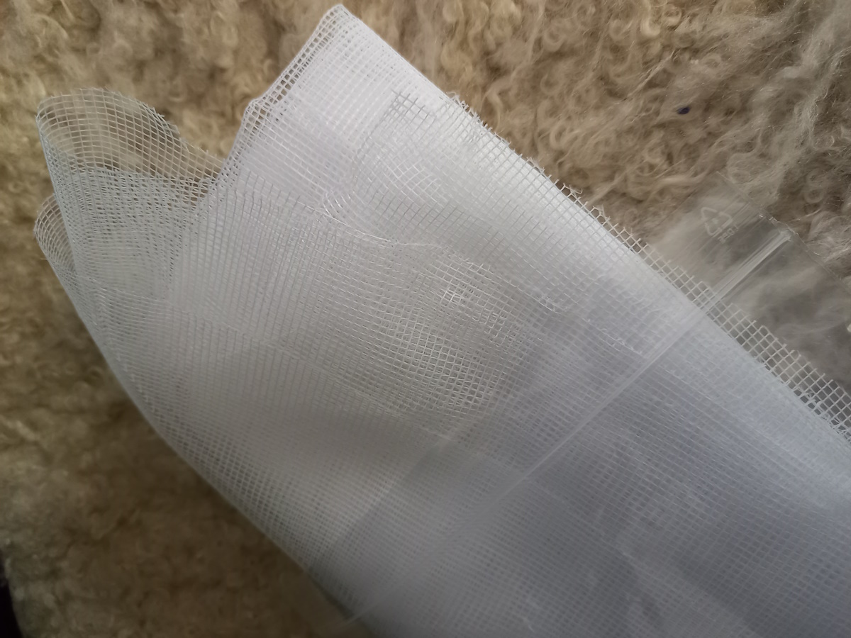 Sonderposten 6,80€/m Länge: ca. 90cm Rest Synthetikgaze weiß Breite 145cm -20% SG11W