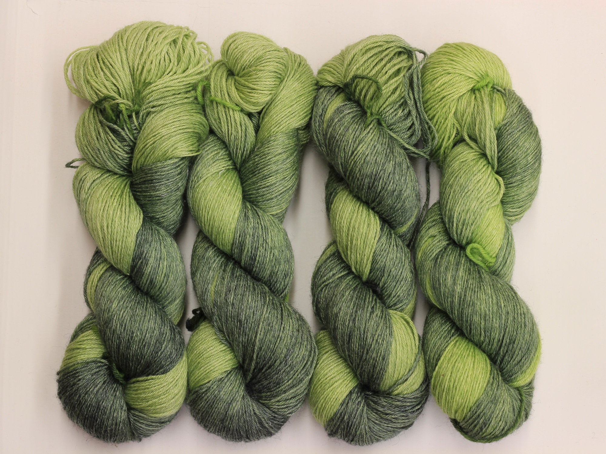 Sockengarn 4-fädig Mailand 425m 20% Ramie - 60% Wolle-20% Seide - blassgrün-grün handge. 100g T16