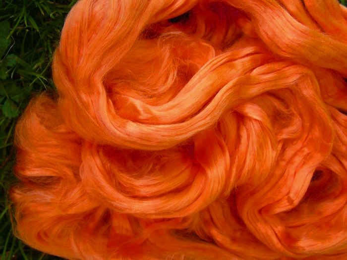 buntgefärbte Maulbeerseide - leuchtorange extra fein im Band