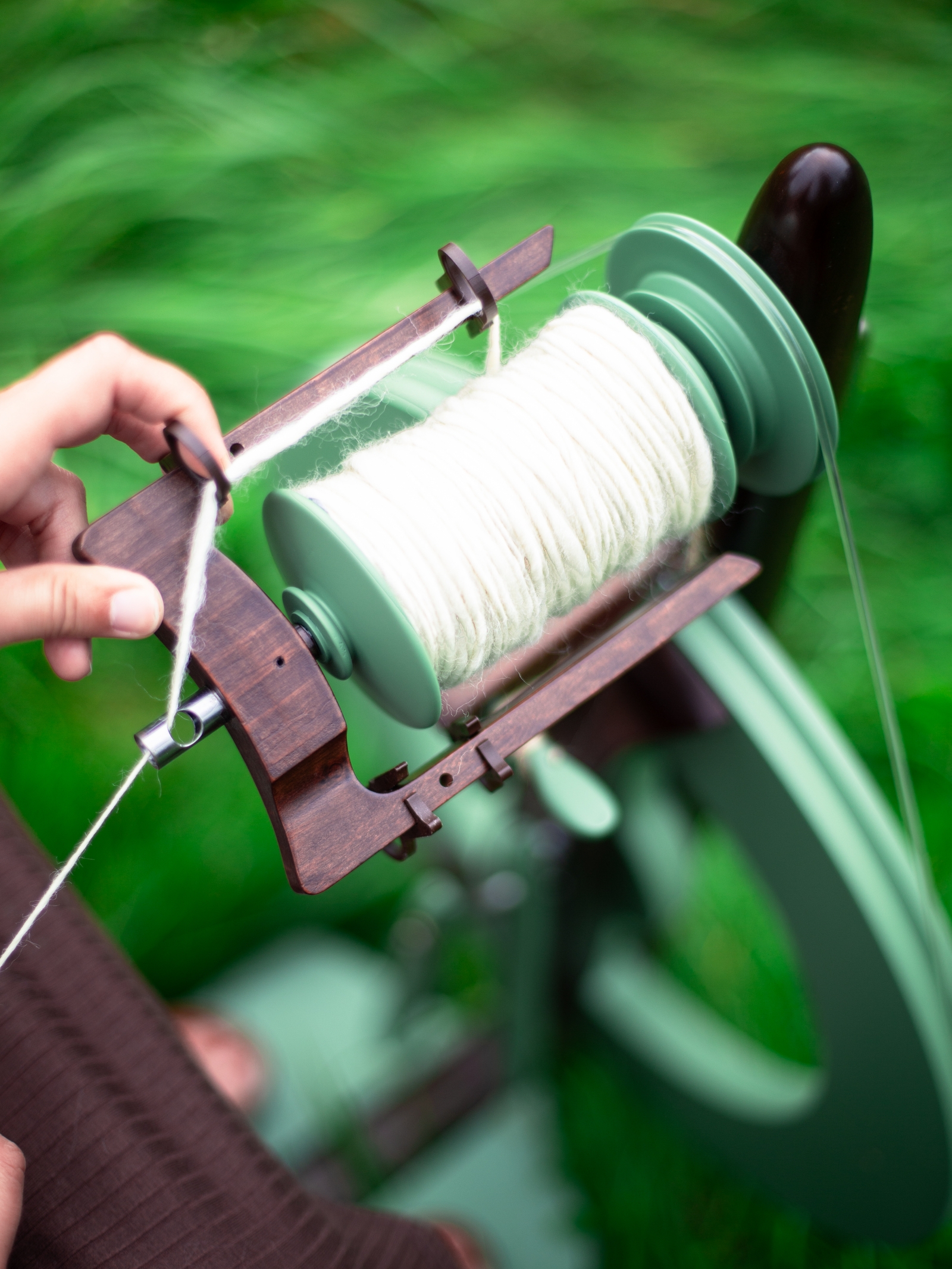 Kromski Fantasia Meadow Green Doppeltritt, lackiert, 1-fädig CAT 1.015