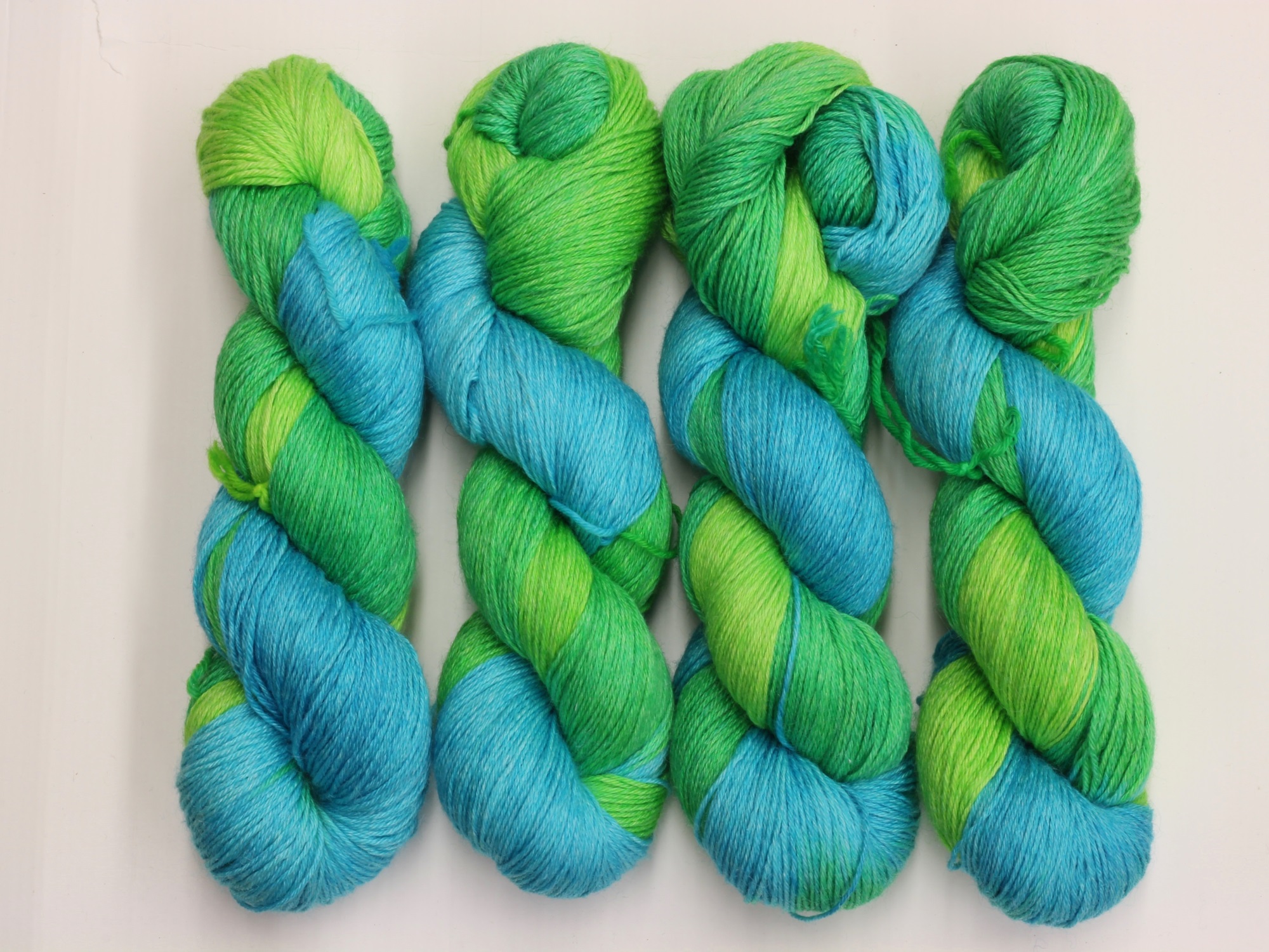 Sockengarn 4-fädig Mailand 425m 20% Ramie - 60% Wolle - 20% Seide - grün-türkis handgefärbt 100g T11