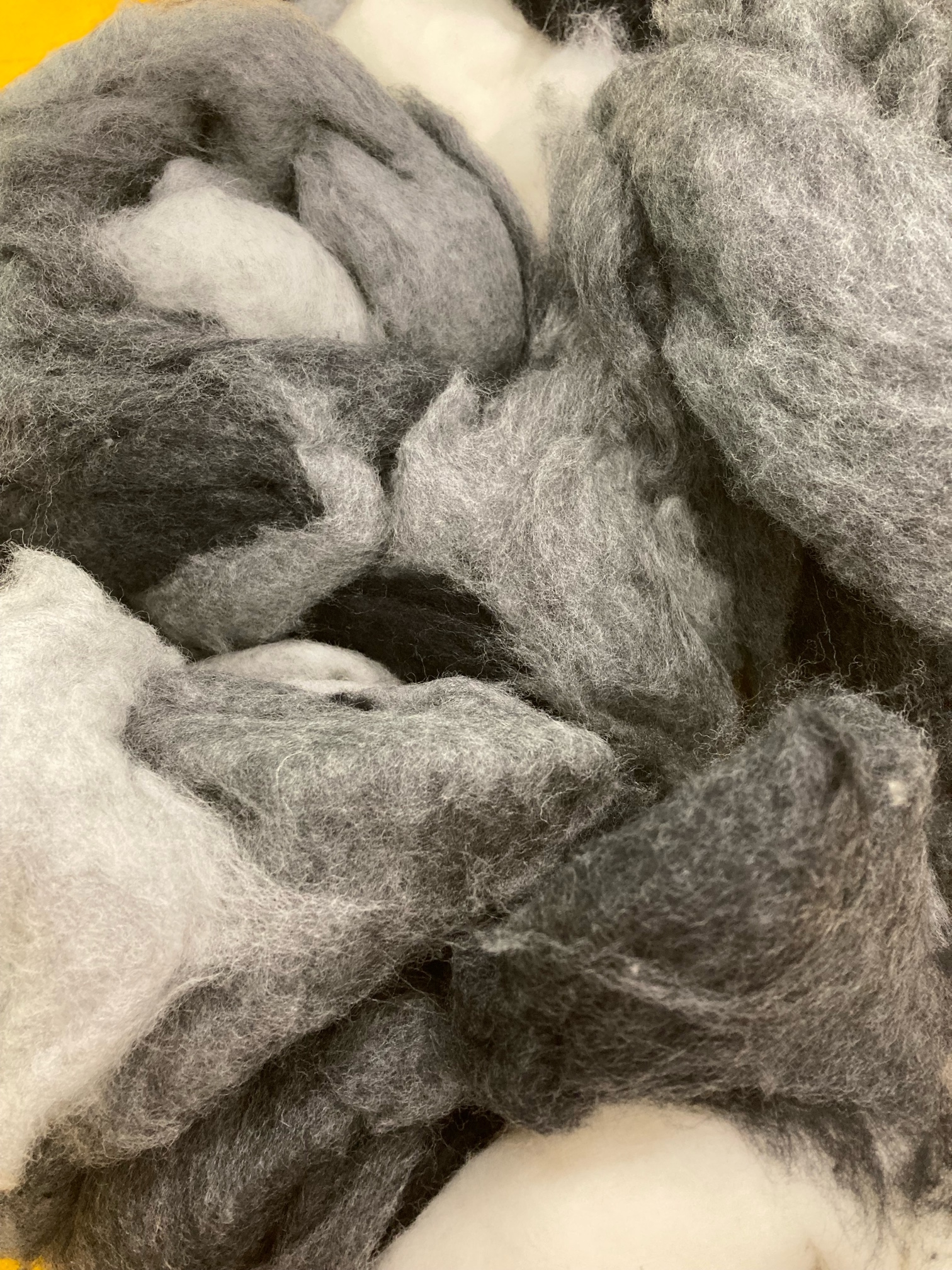 Sonderposten 9,80€/ 100g  ca. 500g Merinowolle im Vlies Grautöne  Reste -20%  MWGE1