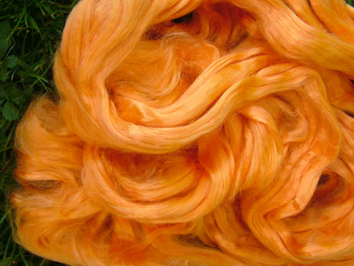 buntgefärbte Maulbeerseide - leuchtorange extra fein im Band