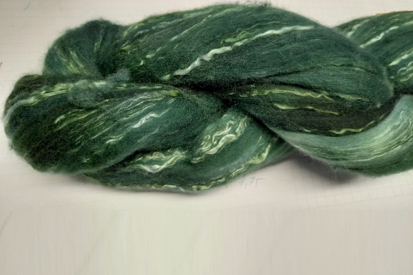 Merinowolle 16mic/Seide 66%/34% (handgefärbt) - wacholdergrün traum 0108 Kammzug