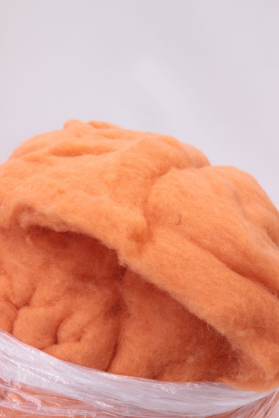 Sonderposten 19,00 Euro/kg - 2,3 kg Bergschafwolle, orange im Vlies gekämmt 30mic S408 -