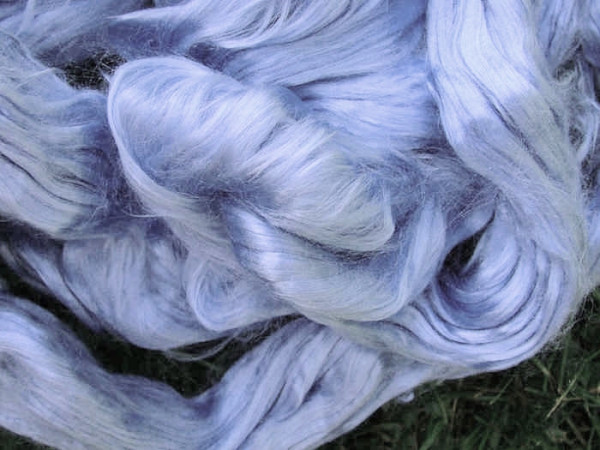 buntgefärbte Maulbeerseide - lichtblau extra fein im Band